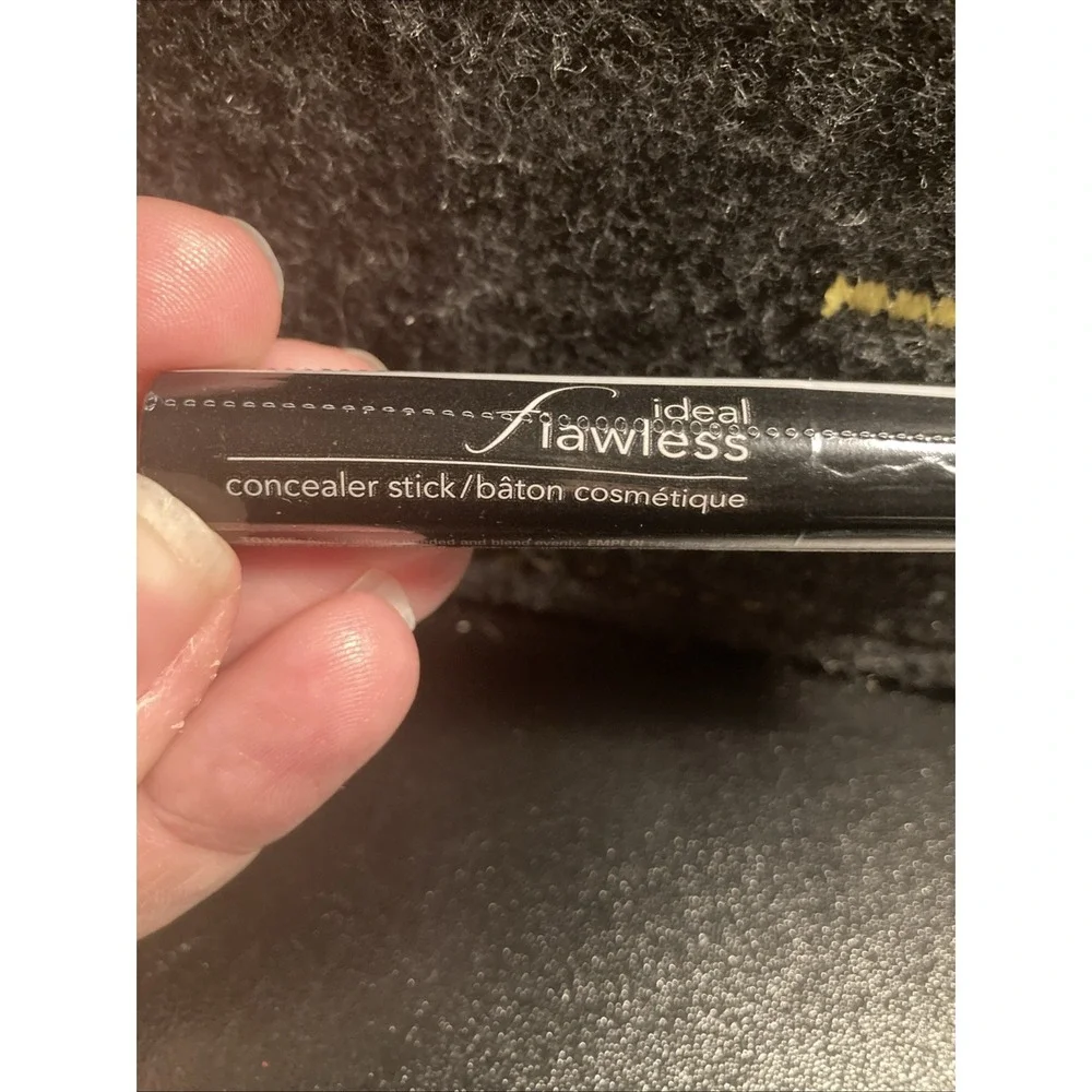 AVON 2g 0.07oz Ideal Flawless CONCEALER STICK F01 Fair NEW Discontinued‎